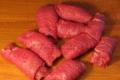 Beef tenderloin roll na may prun at nuts