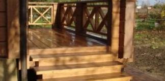 Autocostruzione di un portico in legno con tettoia