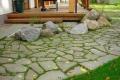 DIY garden path na gawa sa natural na bato