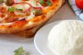 How to prepare dough for delicious pizza using sour cream?